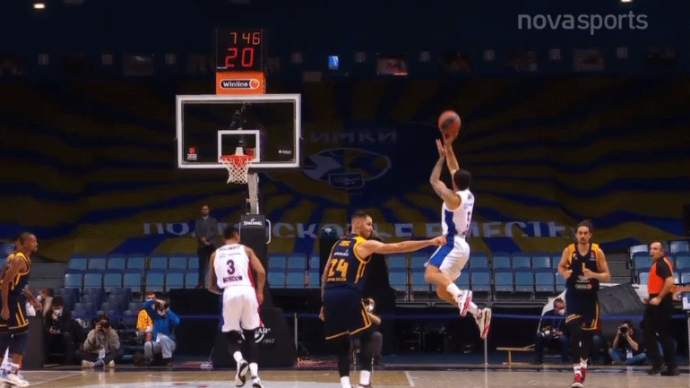 Απίστευτο τρίποντο του Τζέιμς μετά από αντιαθλητικό του Γιόβιτς!