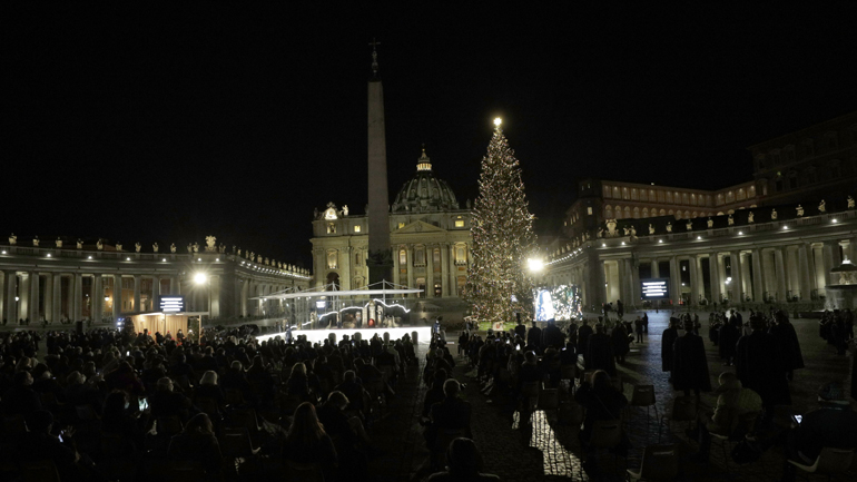 Σε Χριστουγεννιάτικο κλίμα το Βατικανό: Φωτίστηκε το δέντρο και η φάτνη