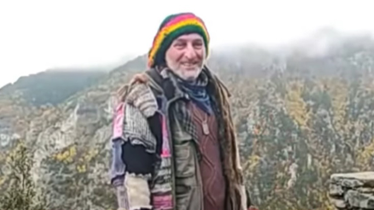 Ζει 16 χρόνια σε καλύβα στον Όλυμπο πίνοντας νερό από το Φαράγγι του Ενιπέα