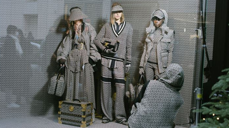 Ο Olivier Rousteing φωτογράφισε τα μοντέλα του στη βιτρίνα της παριζιάνικης boutique Balmain