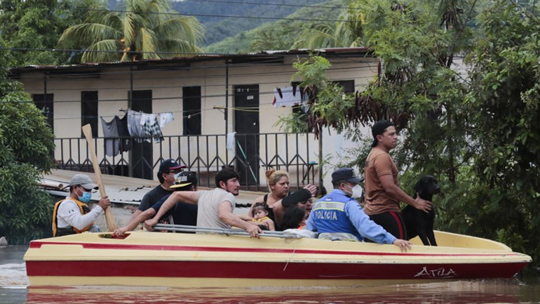 Δεκάδες χιλιάδες άστεγοι από τους κυκλώνες στην Ονδούρα