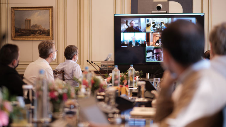 Τι αποφασίστηκε στην τηλεδιάσκεψη για το εμβόλιο – Πώς θα γίνεται το ραντεβού