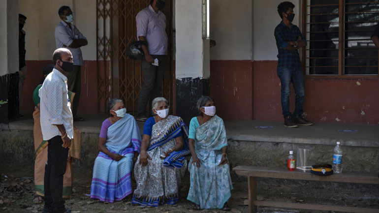 Ινδία: Ξεπέρασαν τις 30.000 τα νέα κρούσματα