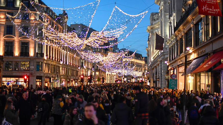 Συνωστισμός στους εμπορικούς δρόμους του Λονδίνου – Οι ειδικοί «κρούουν τον κώδωνα»