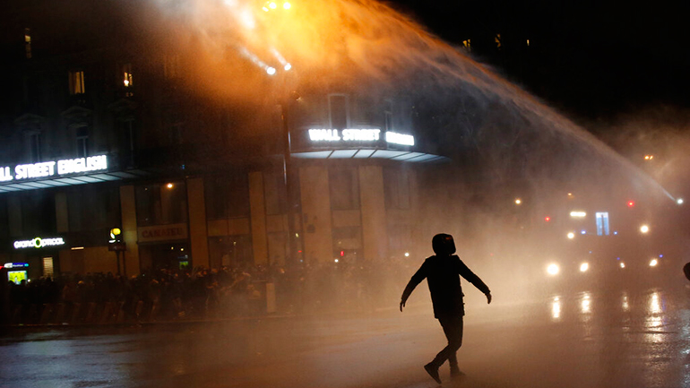 Ξανά στους δρομους: Επιμένουν οι Γάλλοι κατά του νόμου «συνολικής ασφάλειας»