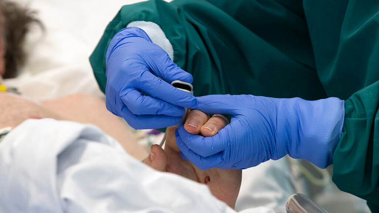 Εξετάζεται να κηρυχθεί «κόκκινη ζώνη» ολόκληρη η Ιταλία κατά τις γιορτές.