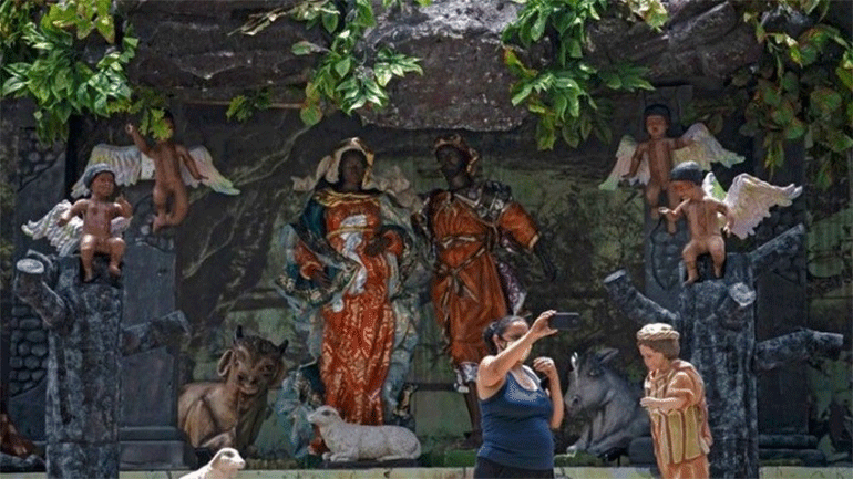 Ένας μαύρος Ιησούς στη φάτνη μέσα στην καμένη Αμαζονία