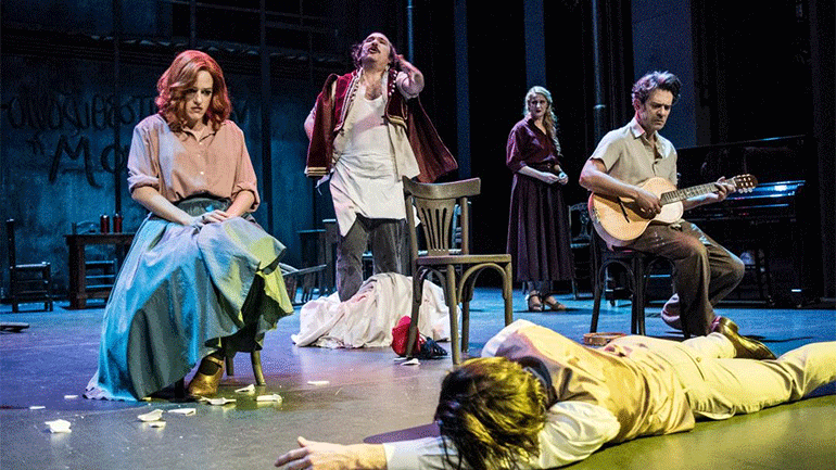 Θέατρο Rex: Σε απευθείας μετάδοση η παράσταση  «Η Στέλλα με τα κόκκινα γάντια» του Ιάκωβου Καμπανέλλη