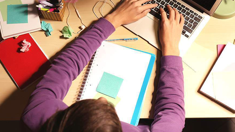 Ανησυχία για τις προκλήσεις της εξ αποστάσεως εκπαίδευσης εκφράζει η Ευρωπαϊκή Επιτροπή