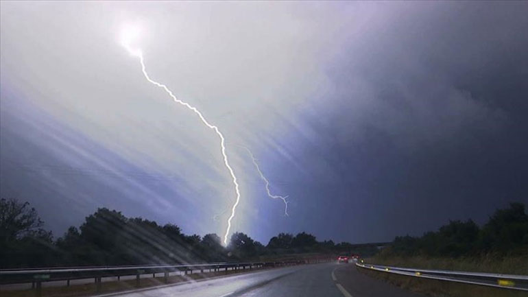 Ισχυρές βροχοπτώσεις τη νύχτα στην Εύβοια – Σε ύφεση τα καιρικά φαινόμενα