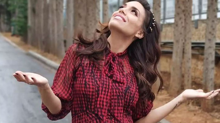 Η Κρυσταλλία Ρήγα ποζάρει με φουσκωμένη κοιλίτσα μπροστά από το χριστουγεννιάτικο δέντρο