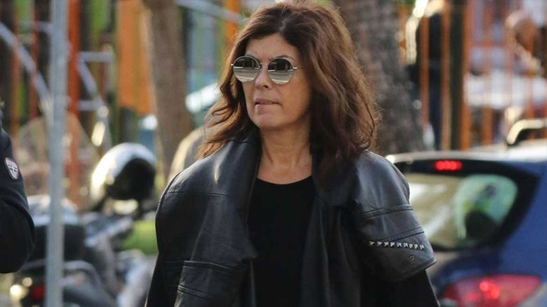 Σοφία Αλιμπέρτη: Ποζάρει με χριστουγεννιάτικη διάθεση και στέλνει μήνυμα για τις μικρές επιχειρήσεις