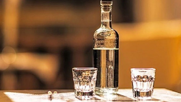 Ρώσος επιστήμονας: Η κατανάλωση αλκοόλ αμέσως μετά τη διενέργεια του εμβολίου για τον κορωνοϊό πρέπει να αποφεύγεται