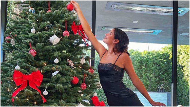 Η Sara Sampaio στολίζει το χριστουγεννιάτικο δέντρο της με sexy διάθεση