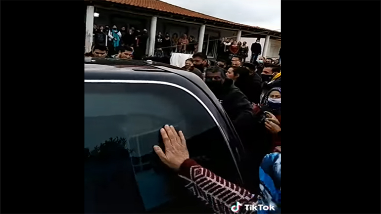 Εικόνες τρομερού συνωστισμού σε κηδεία Ρομά στον Βόλο