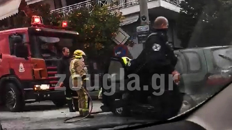 Αυτοκίνητο τυλίχθηκε στις φλόγες εν κινήσει στη Νέα Ερυθραία