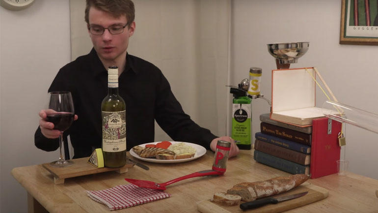 Πώς θα δώσεις το πιπέρι χωρίς να πλησιάσεις τον συγκάτοικο