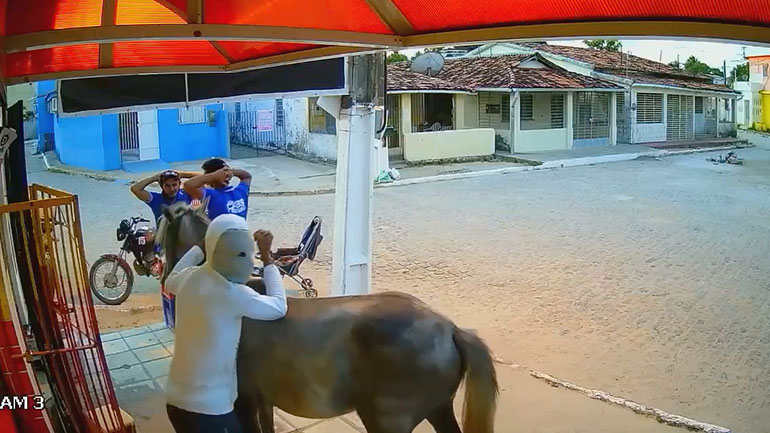 Δύο άντρες σε άλογο κλέβουν ένα μανάβικο (Βραζιλία)