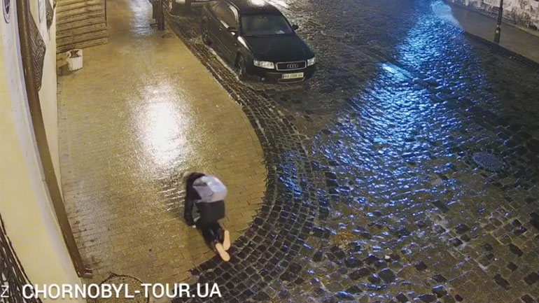 Γυναίκα vs παγωμένος δρόμος