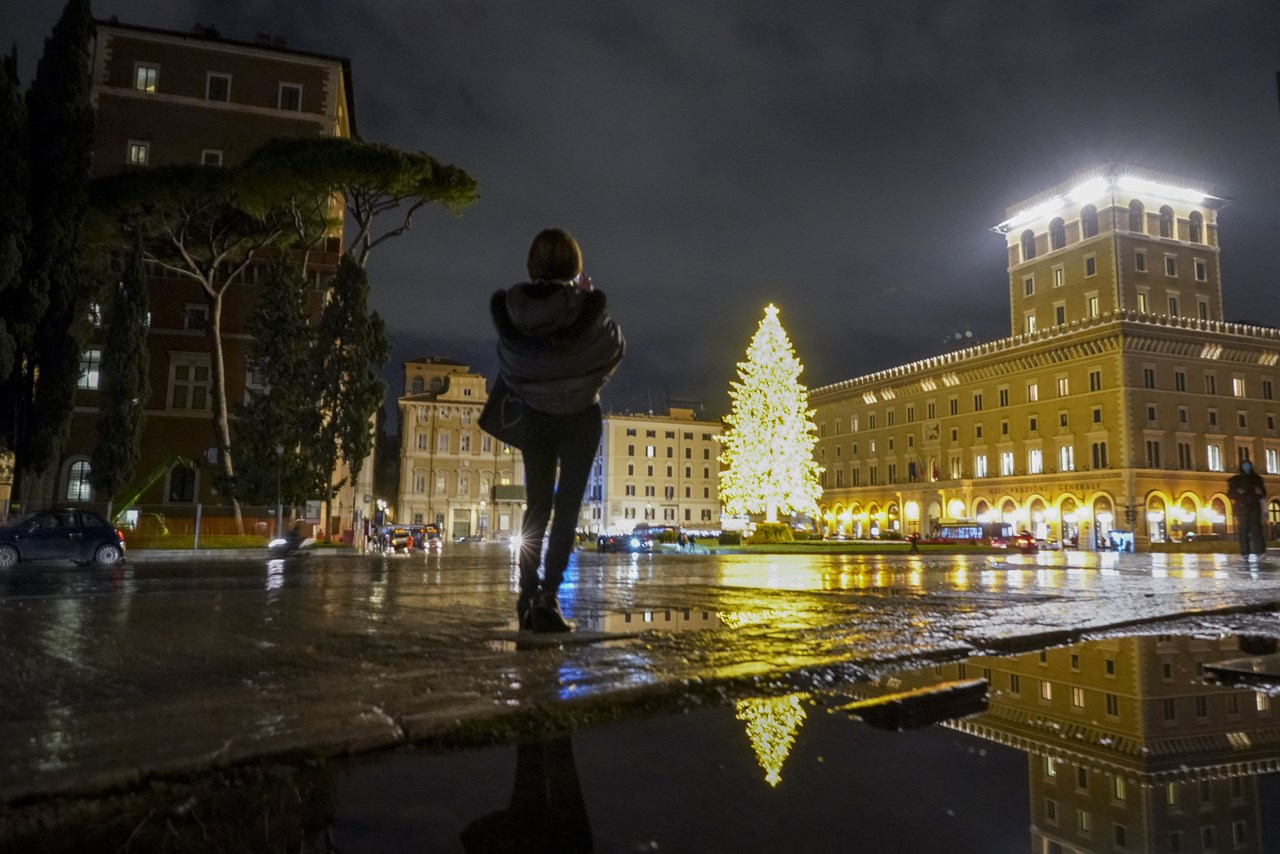 Στην Ιταλία εξετάζεται το ενδεχόμενο να κηρυχθεί «κόκκινη ζώνη» ολόκληρη η χώρα κατά τις γιορτές