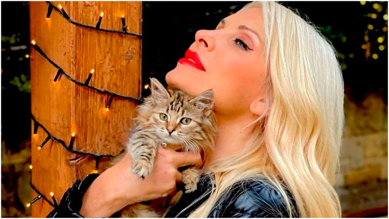 H Ελένη Μενεγάκη μπαίνει στην κουζίνα με τη μικρή Μαρίνα και πλάθουν κουλουράκια