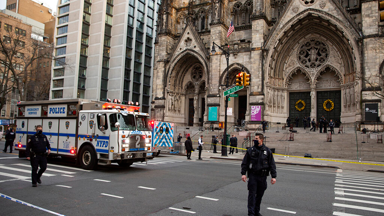 ΗΠΑ: Ένοπλος άνοιξε πυρ έξω από ναό στο Μανχάταν – Τραυματίστηκε από την Αστυνομία