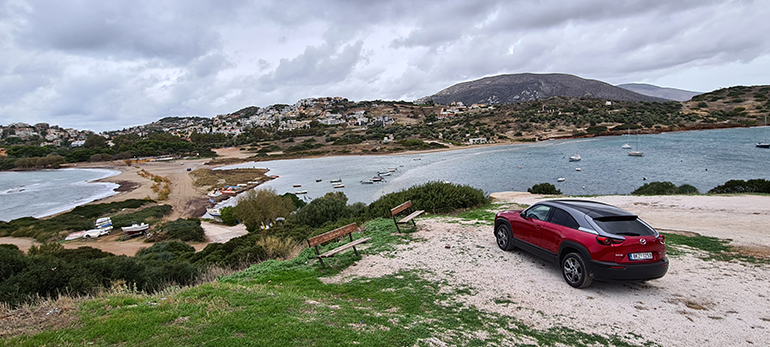 Ο χειμώνας έχει μπει για τα καλά. Φαίνεται άλλωστε και από τα χρώματα που παίζει η φύση (στη φωτό το ηλεκτρικό Mazda MX-30)