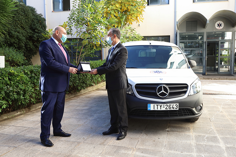 Τιμητική πλακέτα στον πρόεδρo της Mercedes Benz Hellas Γιάννη Καλλίγερο