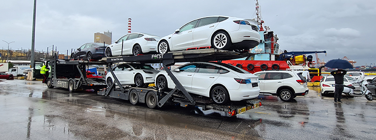 H νταλίκα με τα 5 Tesla που μεταφέρθηκαν σήμερα (Δευτέρα 14 Δεκεμβρίου) στο χώρο "αποθήκευσης"