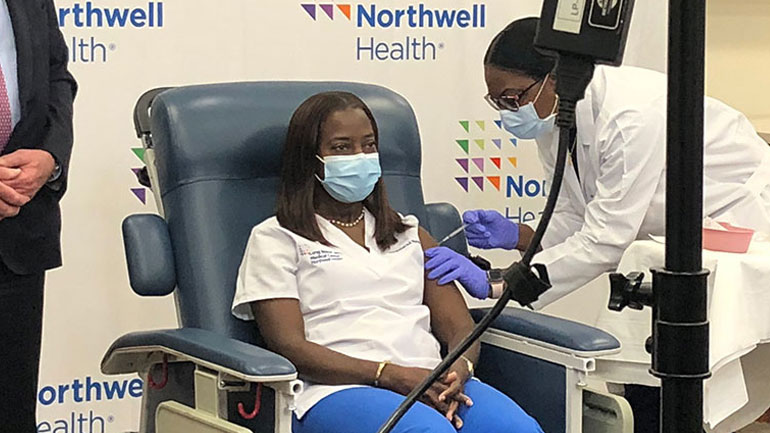 ΗΠΑ: Μια νοσηλεύτρια στη Νέα Υόρκη, η πρώτη που έκανε το εμβόλιο κατά του Covid-19