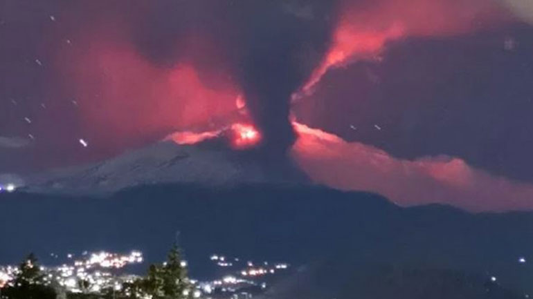 Ξύπνησε η Αίτνα και «ξέρασε» σιντριβάνια λάβας 100 μέτρων