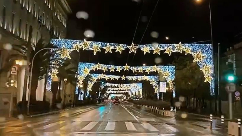 Φωτάκια κόστους 800.000€ αγόρασε ο Μπακογιάννης γιατί «τα περσινά κάηκαν λόγω κακής ποιότητας»