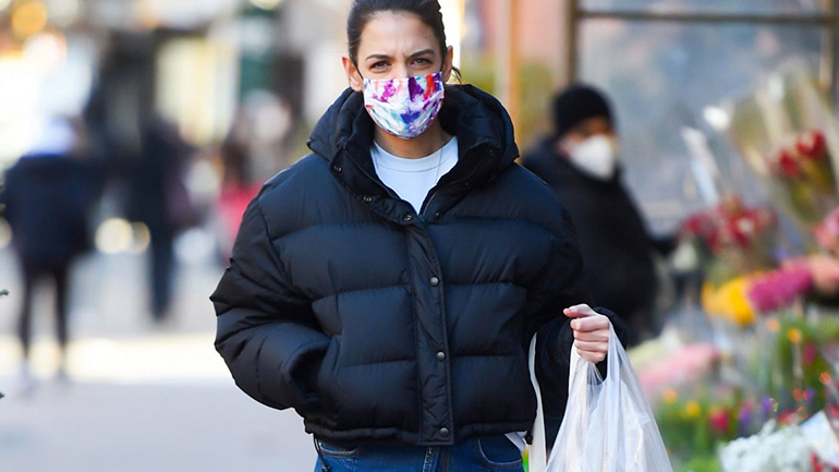 H Katie Holmes μόλις φόρεσε το απόλυτο τζιν για το 2021