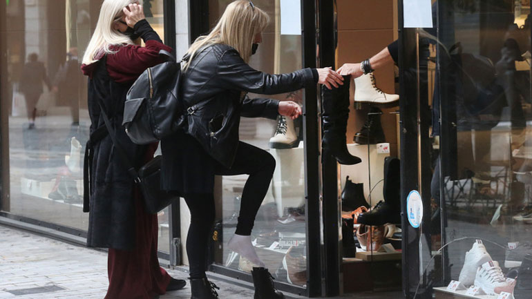 Οργή Γεωργιάδη για δοκιμή παπουτσιών στον δρόμο: «Θα αναγκαστούμε να σταματήσουμε το click away»