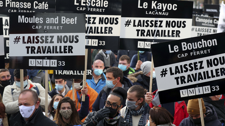 Χιλιάδες διαδηλωτές στο Παρίσι: Ζητούν άνοιγμα ξενοδοχείων και εστιατορίων