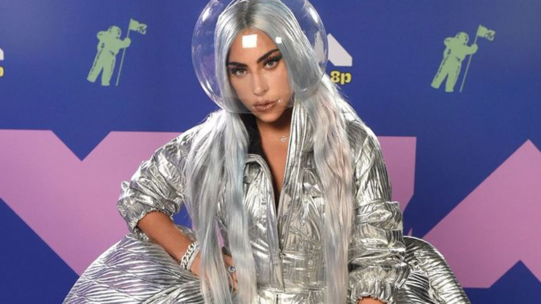 Η Lady Gaga μόλις έβαψε τα μαλλιά της στην πιο αναπάντεχη απόχρωση