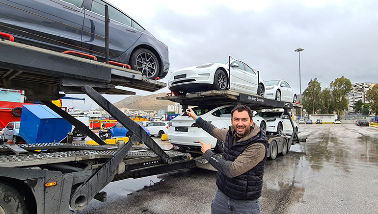Τα Tesla πάνω στην νταλίκα έξω από την πύλη Γ2 στο λιμάνι του Πειραιά.