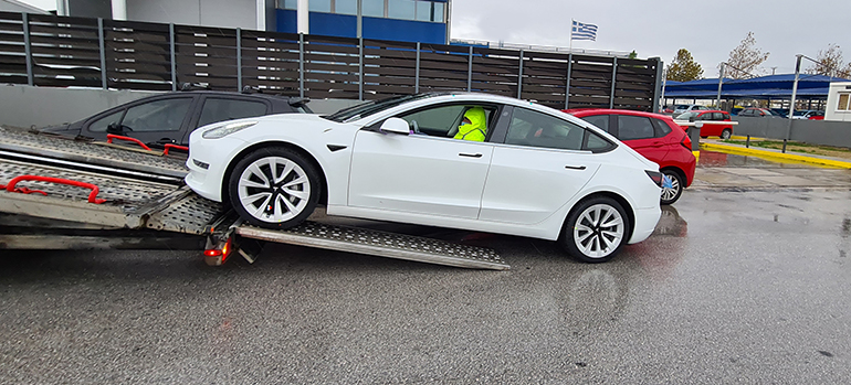 Τα αυτοκίνητα κατεβαίνουν από την νταλίκα...