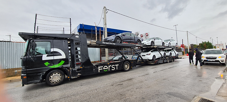 Η νταλίκα που μετέφερε τα Tesla στον χώρο "αποθήκευσης".