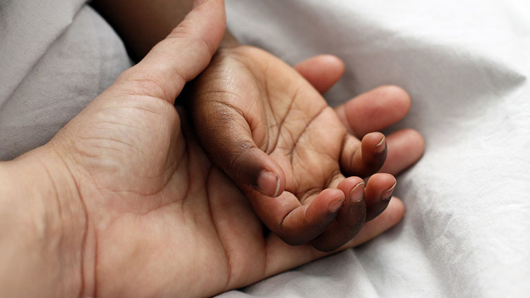 Ουγγαρία: Εγκρίθηκε νομοσχέδιο που ουσιαστικά απαγορεύει την υιοθεσία παιδιών από ομόφυλα ζευγάρια