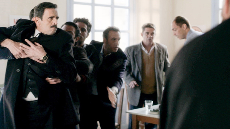 Άγριες Μέλισσες: Το Χριστουγεννιάτικο γλέντι στο καφενείο παίρνει επικίνδυνη τροπή