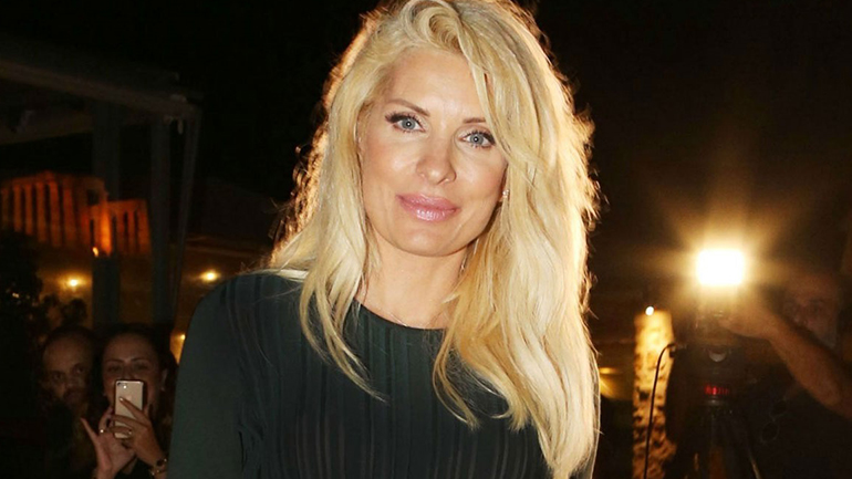 Η Ελένη Μενεγάκη τραγουδάει στη βροχή με casual look!