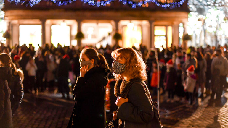 Βρετανία-κορωνοϊός: «Τα σχέδια για τα Χριστούγεννα θα στοιχίσουν πολλές ζωές»