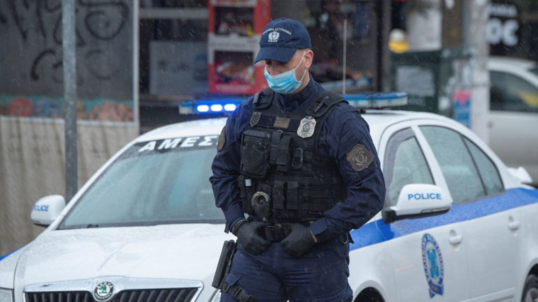 Εφιάλτης στο Χαλάνδρι: Κουκουλοφόροι εισέβαλαν με βαριοπούλες και λήστεψαν οικογένεια