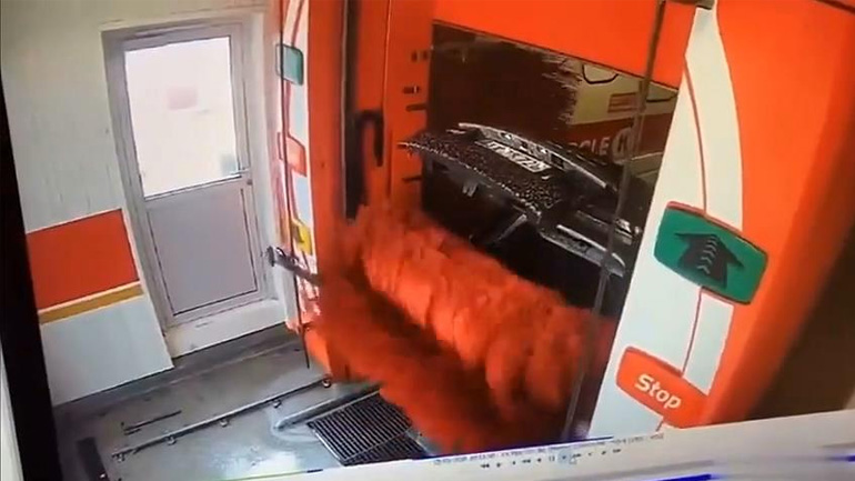 Ξέχασε ανοιχτό το πορτμπαγκάζ σε αυτόματο πλυντήριο