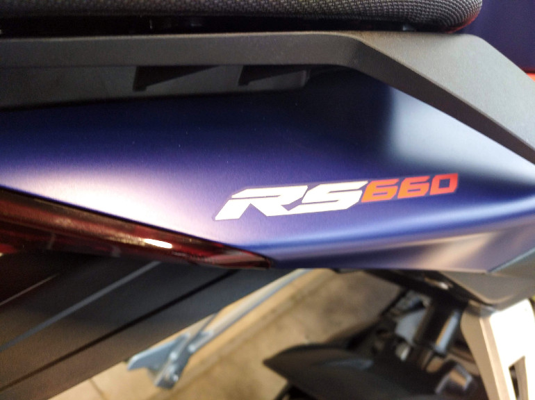 Στην ουρά υπάρχει το λογότυπο RS660 με θέση συνεπιβάτη ή επιλογή καλύμματος για μοναχικές βόλτες