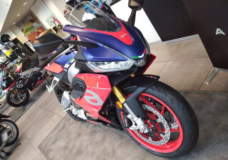 Ελαφρώς μικρότερο από το... τέρας RSV4 Factory στο βάθος