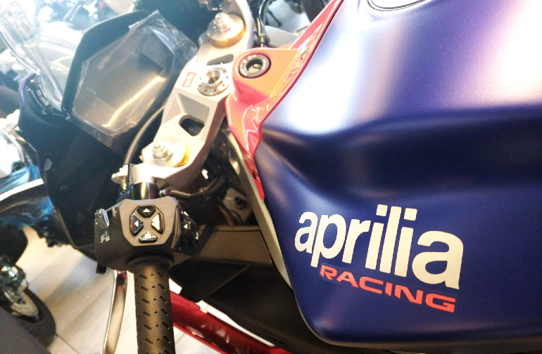 Το κλιπόν ειναι τοποθετημένα ψηλά για πιο άνετη θέση οδήγησης