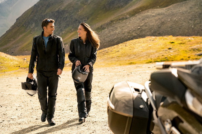 Μπουφάν και παντελόνια για γυναίκες και άνδρες