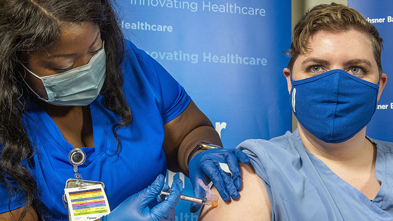 Σχεδόν 140.000 άνθρωποι έχουν λάβει ήδη την πρώτη δόση του εμβολίου κατά του κορωνοϊού στη Βρετανία